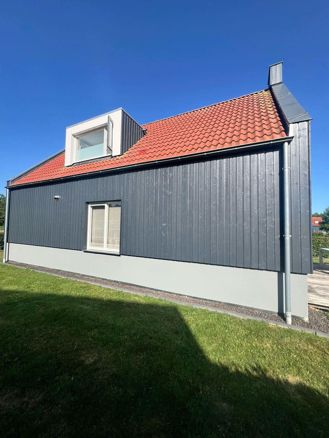 Geschilderde buitenmuren en houtwerk in zonlicht