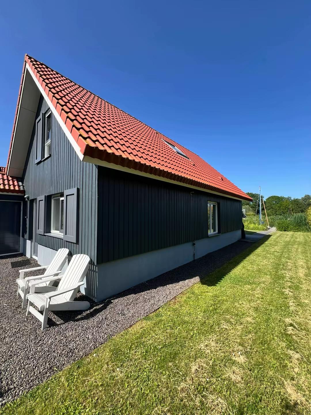 Voorgevel villa met geschilderde deur en luiken
