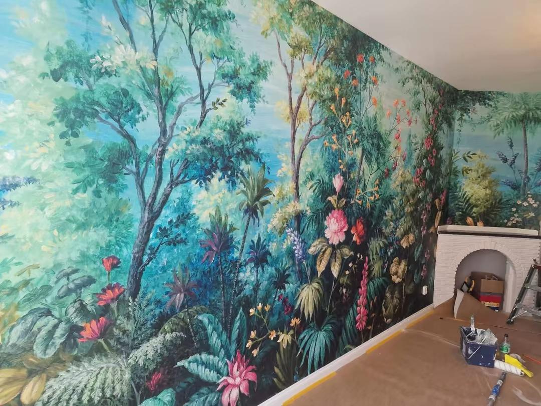 Behangwerk tijdens uitvoering op een woonkamerwand
