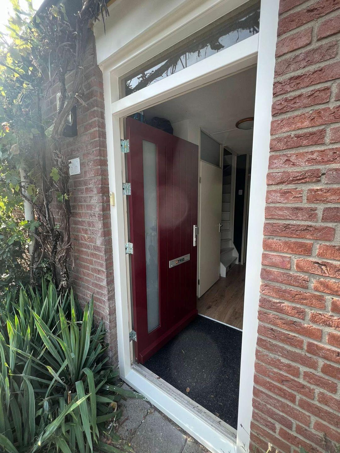Voordeur en kozijn van een woning na buitenschilderwerk door Teknix