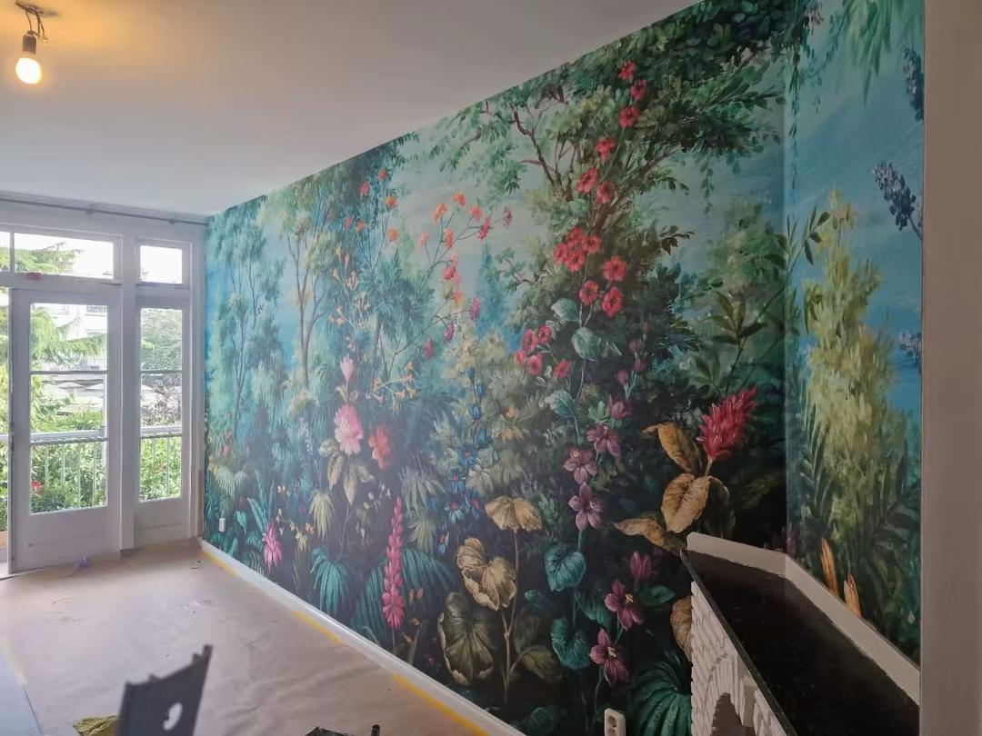 Botanisch behang strak aangebracht op een woonkamerwand