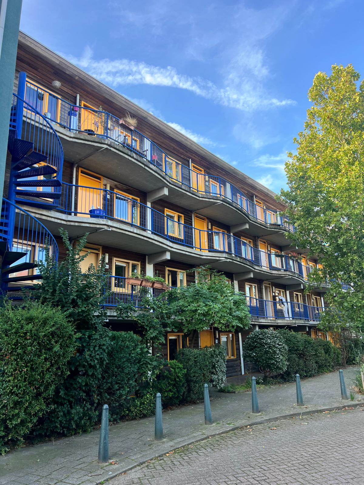 Appartementencomplex met galerijen, balkons en geschilderde kozijnen