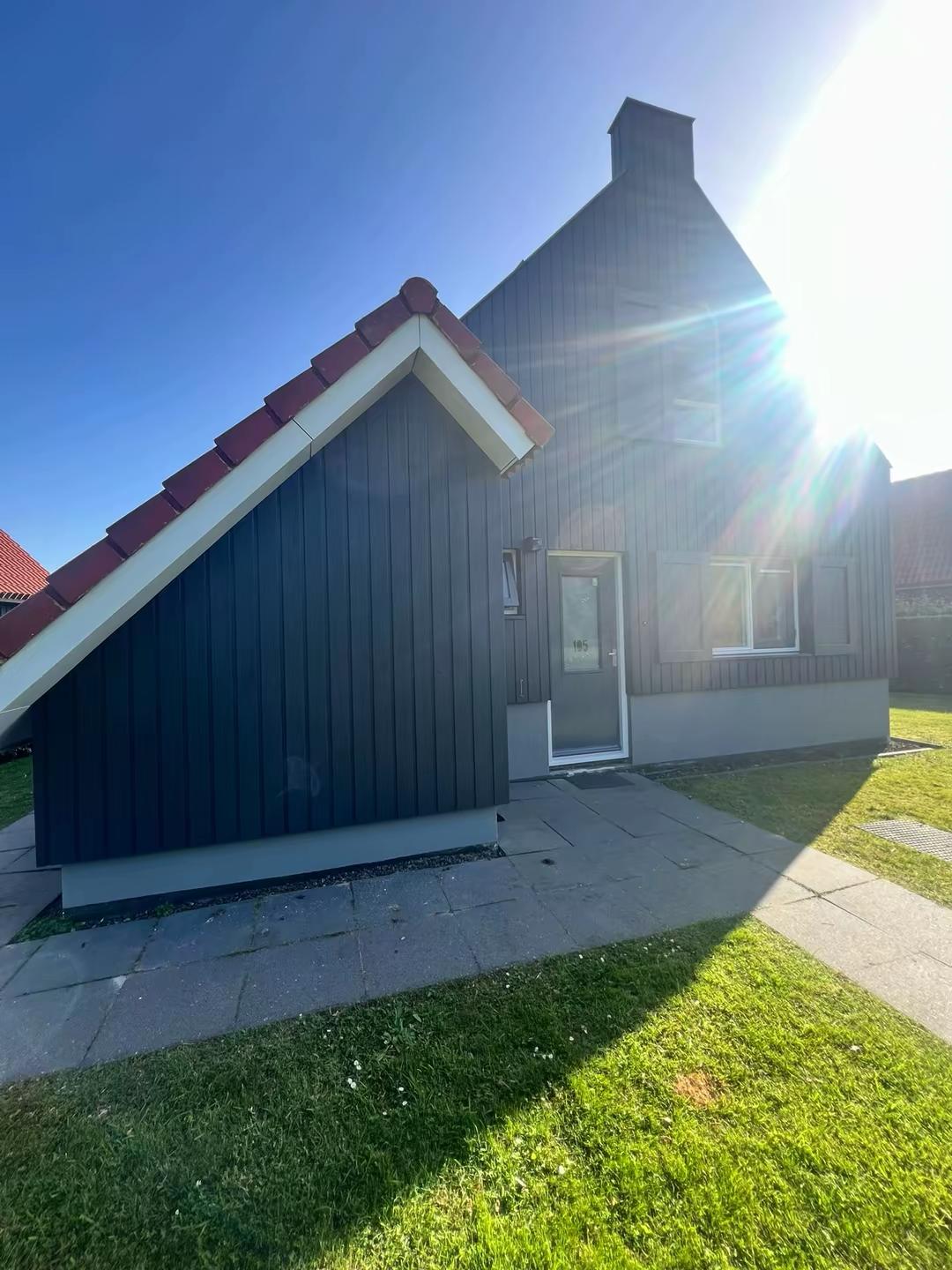 Detail van geschilderde buitendeur en houtwerk
