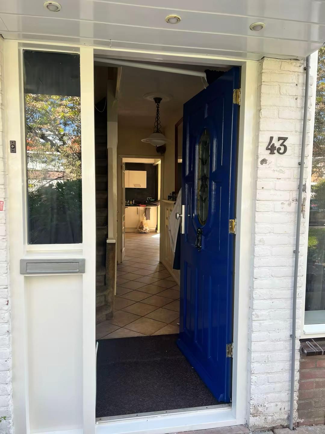 Voordeur en kozijn van een woning strak afgelakt