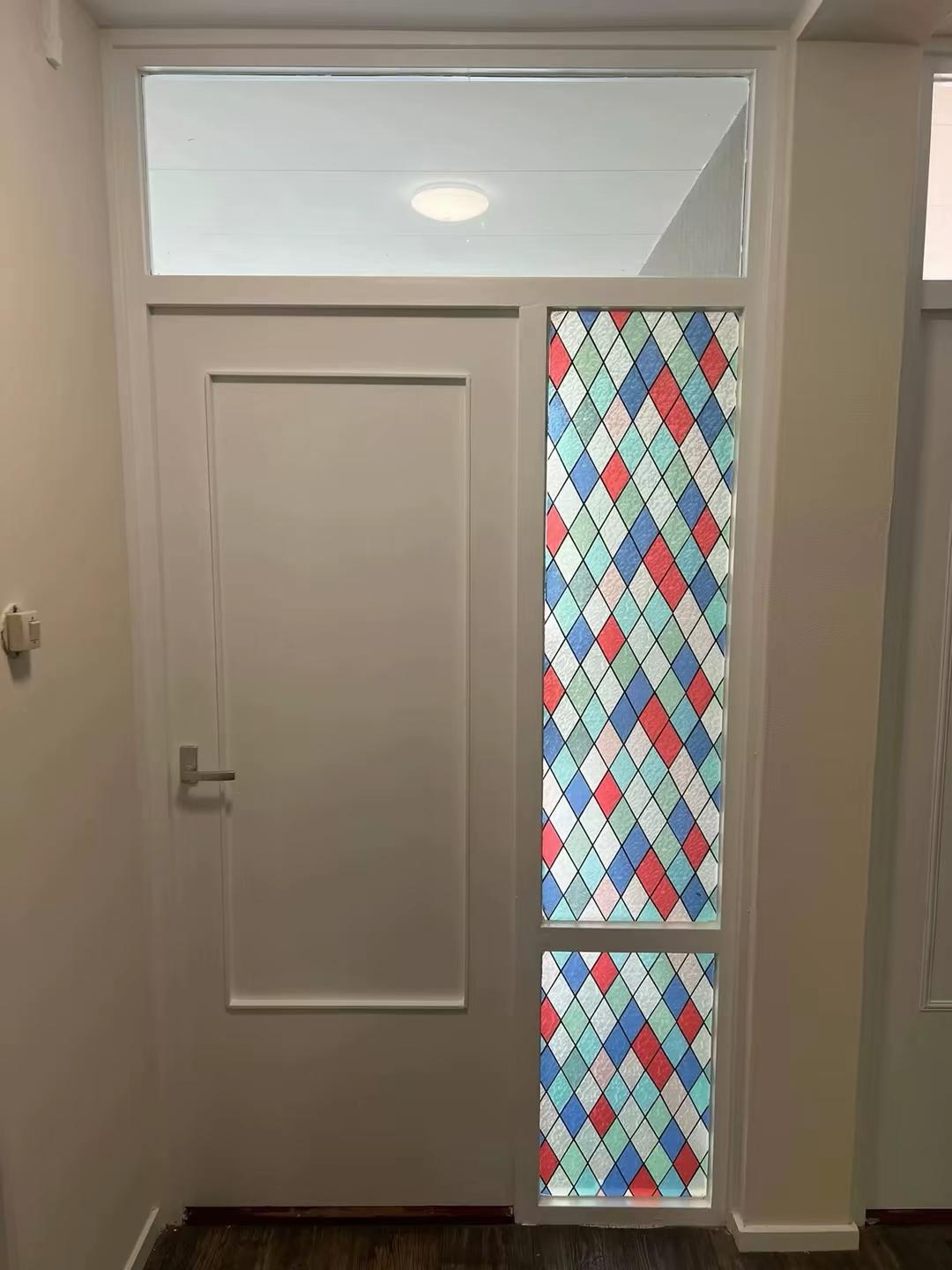 Binnendeur met kleurrijk glas in lood in witte lijst
