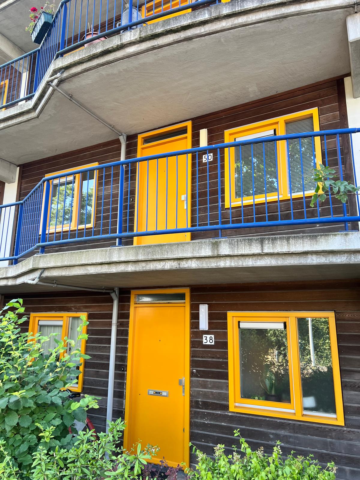 Appartementen met balkons, galerijdeuren en geschilderde kozijnen