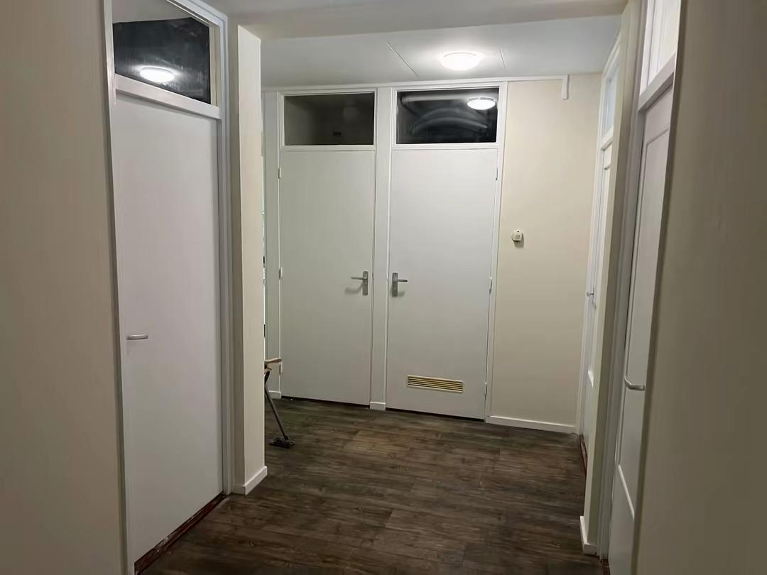 Hal met ingebouwde kasten en deuren