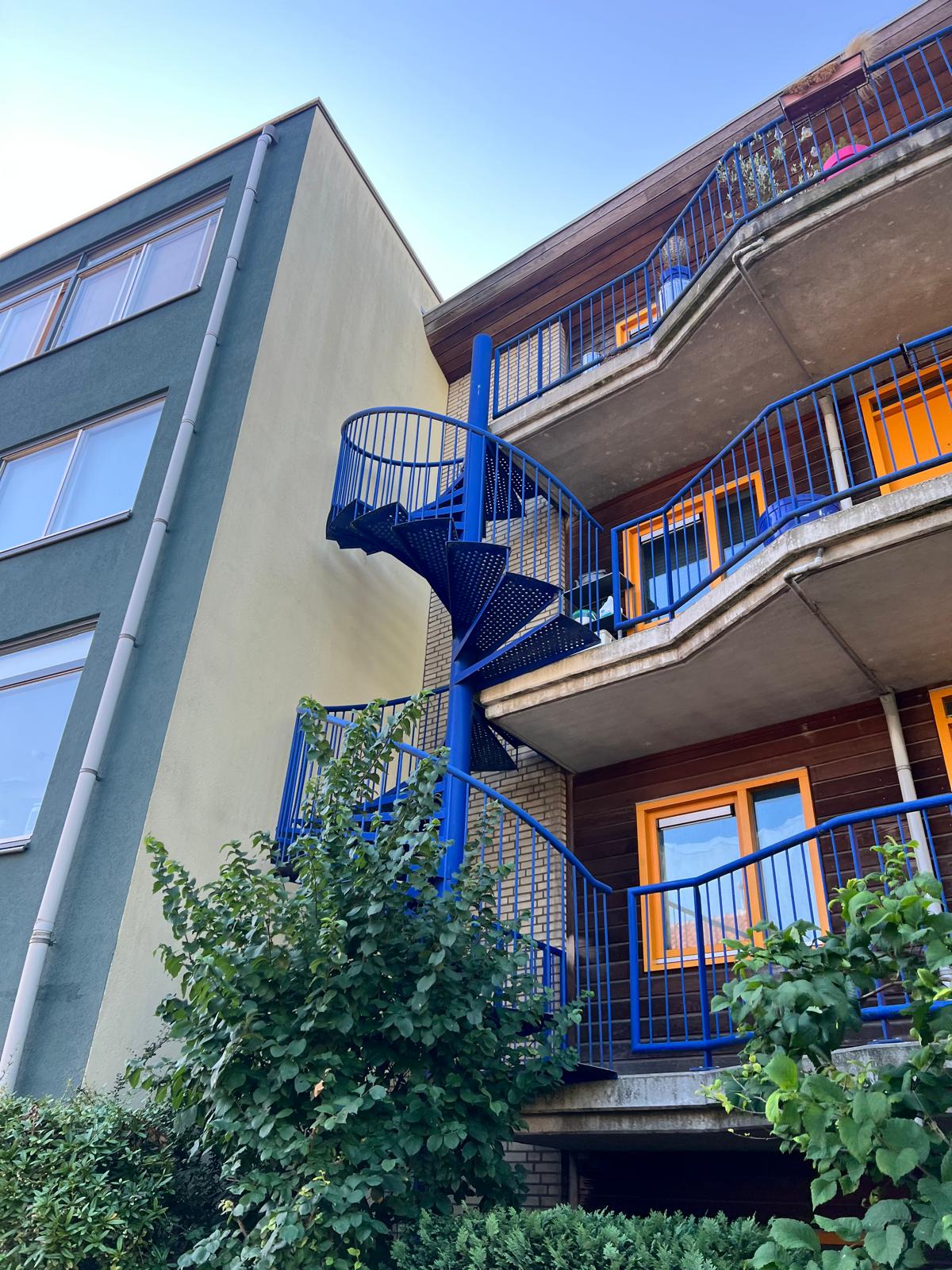 Gemeenschappelijke gevel en balkons van een appartementencomplex