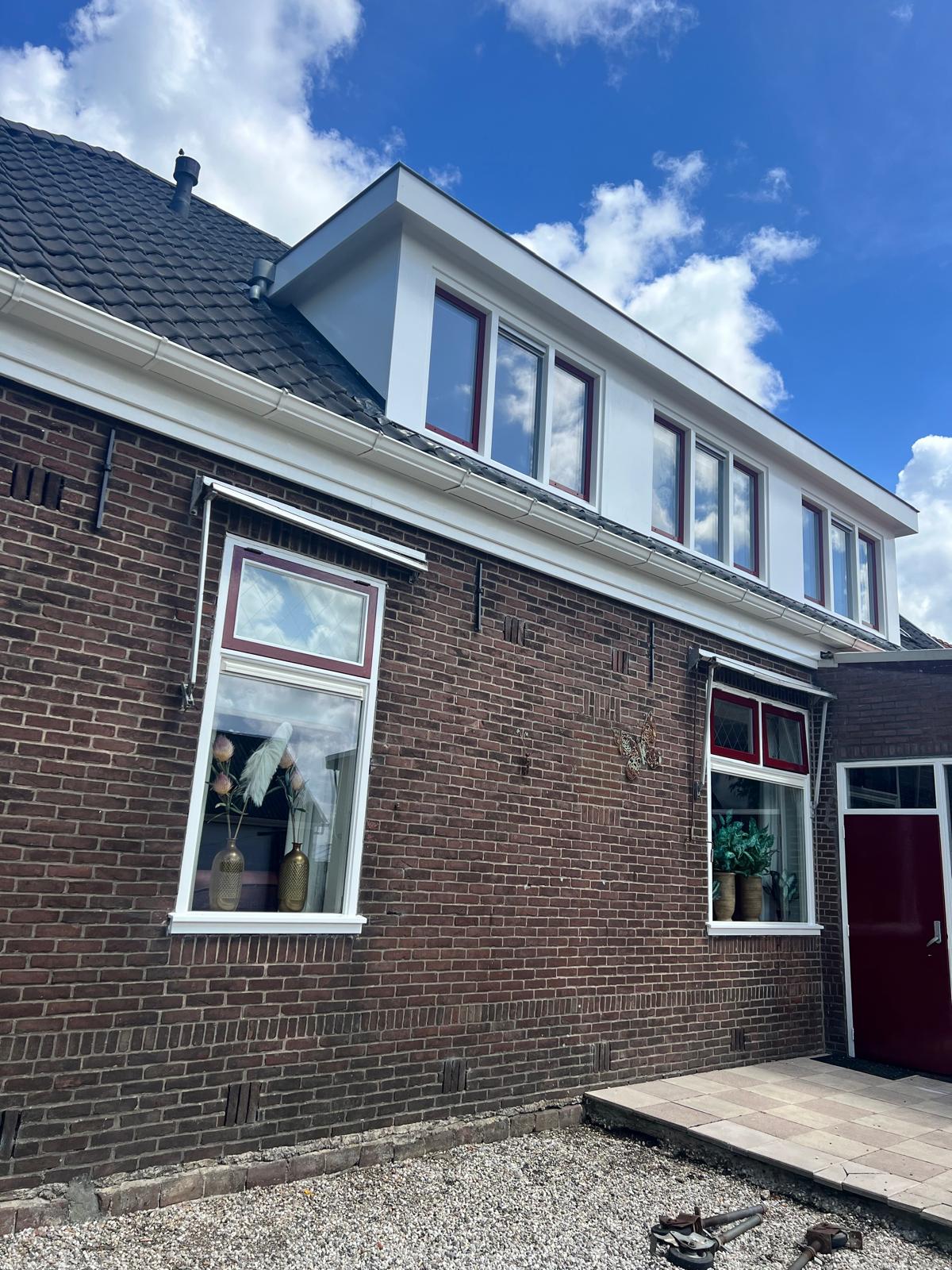 Gemetseld pand met vers geschilderde ramen en kozijnen na renovatie